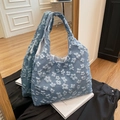 Borsa tote celeste con texture floreale 3D e design a tracolla ampia - Blu
