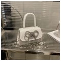 Mini borsa quadrata bianca con fiocco di strass scintillanti e tracolla a catena - Bianco