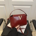 Bolso bandolera chic en charol burdeos con herrajes dorados en V y un asa corta - Rojo