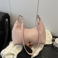 Rosafarbene Strick-Halbmondtasche mit Webstruktur, Lederriemen und Goldbeschlägen - Rosa