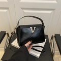 Bolso de mano vintage negro brillante con logo V dorado y correa ajustable extraíble - Negro