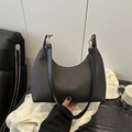 Minimalistische schwarze Strick-Sichel-Schultertasche mit Twill-Struktur und Gold-Metall - Schwarz