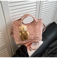 Borsa a secchiello rosa con trama a bolle, ciondolo a orsetto e tracolla in pelle - Con Ciondolo / Rosa