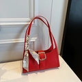 Sac bandoulière rouge motif crocodile avec boucle dorée et foulard décoratif - Rouge