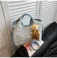 Borsa a secchiello blu a pieghe alla moda con ciondolo a orsetto e tracolla - Con Ciondolo / Blu