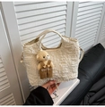 Elegante borsa a secchiello plissettata bianco crema con tracolla e ciondolo orsetto - Con Ciondolo / Bianco