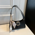 Sac à épaule noir motif crocodile avec boucle dorée et foulard en soie floral décoratif - Noir