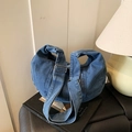 Bolso bandolera de mezclilla azul con correa ajustable y diseño vintage de media luna - Azul claro