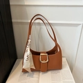 Sac baguette marron avec motif crocodile et détail foulard en soie décoratif - Marron