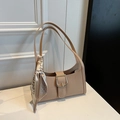 Sac baguette beige à motif crocodile avec boucle dorée et détail de foulard en soie - Kaki