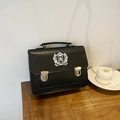 Borsa a tracolla nera stile JK con stemma ricamato su similpelle liscia di alta qualità - Nero