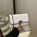 Elegante weiße Handtasche mit Krokodilmuster und grauer Metallkette für Damen - Weiß