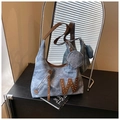 Détail du sac hobo en denim bleu avec lettre W en cuir, clous et petit porte-monnaie - Bleu