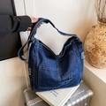 Borsa hobo in denim lavato blu scuro con design multitasche e tracolla regolabile - Blu scuro