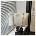 Dettaglio della borsa tote bianca testurizzata con occhielli dorati e catena in pelle - Bianco