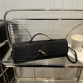 Zwarte baguette tas met krokodillenprint, gouden knoopsluiting en handige schouderriem - Zwart
