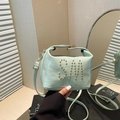 Piccola borsa quadrata retrò verde chiaro con lettere SM in rivetti e tracolla regolabile - Verde