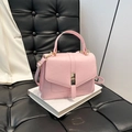 Bolso bandolera rosa minimalista con asa superior y cierre de hebilla dorada giratoria - Rosa