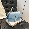 Bolso bandolera azul claro de cuero sintético con hebilla dorada y correa - Azul