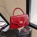 Bolso tipo silla de montar en charol rojo con herrajes dorados y correa para mujer - Rojo