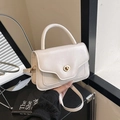Elegante bolso de silla crema con cierre dorado y correa ajustable de estilo retro - Blanco