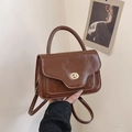Bolso tipo silla de montar retro en cuero marrón brillante con cierre dorado - Marrón