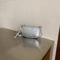 Silberne Halbmondtasche mit Litschi-Struktur und Knotengurt im minimalistischen Stil - Silber