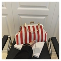 Retro gewebte Tasche mit rot-weißen Streifen, goldenem Metallgriff und Kettenriemen - Rot