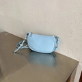 Hellblaue sichelförmige Umhängetasche mit Litschi-Muster und dicker Knotenschulter - Blau
