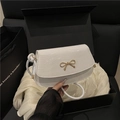 Sac à bandoulière blanc texture crocodile avec boucle nœud doré en coffret cadeau - Blanc