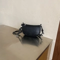 Minimalistische schwarze Handy-Umhängetasche mit feiner Kieselmaserung und Knotengurt - Schwarz