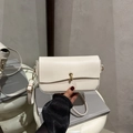 Bolso bandolera blanco minimalista de cuero con hebilla dorada y correa fina - Blanco