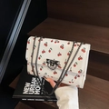 Modieuze crèmewitte crossbodytas met kersenprint, zilveren ketting en studs - Off-wit