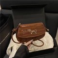 Sac à bandoulière marron motif crocodile avec nœud doré et finition brillante - Marron