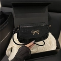 Sac à bandoulière noir élégant avec gaufrage crocodile et boucle dorée en nœud - Noir
