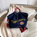 Bolso bandolera de mezclilla azul con bordado Chill Vibes y correas rojas tejidas - Azul oscuro
