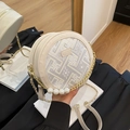 Sac rond chic crème avec texture tissée, grandes perles et bandoulière chaîne dorée - Blanc
