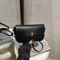 Elegante bolso de hombro en cuero negro con hebilla dorada y correa ajustable - Negro