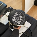 Petit sac rond noir à motifs géométriques et bandoulière ornée de grandes perles - Noir