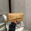 Bolso bandolera minimalista de cuero marrón claro con hebilla dorada y correa - Caqui