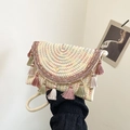 Beigefarbene Web-Satteltasche mit bunten Quasten und Wellennähten für den Boho-Urlaubsstil - Gebrochenes Weiß