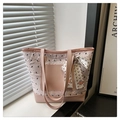 Dettaglio borsa tote rosa con motivi a fiocco, trama trapuntata e foulard decorativo - Rosa