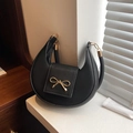 Elegante bolso hobo negro con cierre de lazo dorado y acabado en cuero sintético chic - Negro