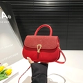 Sac carré rouge avec boucle fer à cheval dorée et détails scintillants pour femme - Rouge