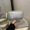 Minimalistische zilveren crossbodytas met metalen ketting en rechthoekig ontwerp - Zilver