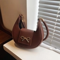 Bolso de hombro marrón tipo silla de montar con lazo dorado y textura rugosa - Marrón