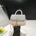 Sac carré blanc crème avec rabat pailleté et boucle fer à cheval dorée élégante - Argent