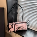 Süße rosa geraffte Baguette-Tasche mit schwarzen Schleifen und Herzanhänger am Fenster - Mit Anhänger / Rosa