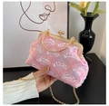 Pochette da sera rosa con paillettes, cornice dorata e tracolla tenuta in mano - Rosa
