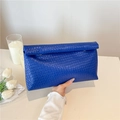 Bolso de mano tipo sobre azul trenzado para mujer con diseño plegable y elegante - Azul